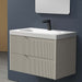 Lavabo de encastrar con diseño moderno, acabado en blanco y mueble gris con líneas texturizadas, ideal para baños contemporáneos.