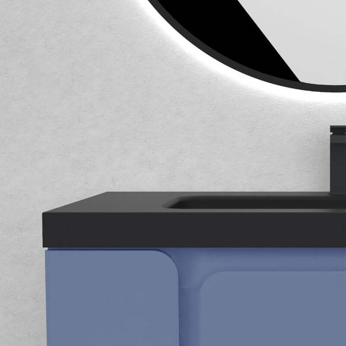 Lavabo de encastrar modelo Frome con acabado negro mate y parte inferior en azul, ideal para baños contemporáneos.