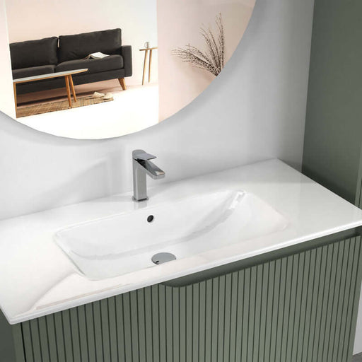 Lavabo de encastrar modelo Segura en baño moderno con grifo y espejo redondo.