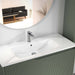 Lavabo de encastrar modelo Segura en baño moderno con grifo y espejo redondo.