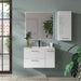 Armario de baño de colgar Modelo SIL en un baño moderno con espejo y decoraciones tropicales.